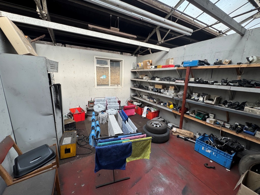 Lot: 82 - FREEHOLD CAR SALES SITE, SHOWROOM & WORKSHOP WITH REDEVELOPMENT POTENTIAL. - First floor store room above workshop